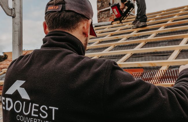 Traitement antimousse sur toiture tuiles béton sur GETIGNE 44190 Charpentier Couvreur Zingueur