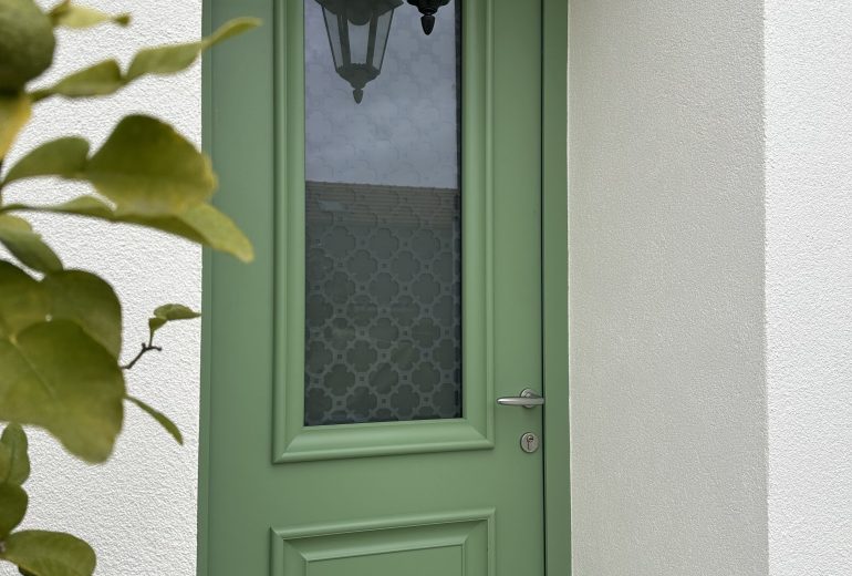 Découvrez notre dernière réalisation : jalousies vertes et porte d’entrée assortie🍈 Fenêtrier Installateur de pergola et store Installateur de portails et portes de garage Menuisier Réparateur de portails et portes de garage Réparateur de volets Storiste