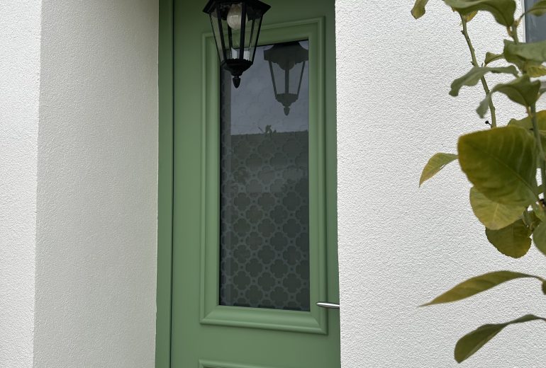 Découvrez notre dernière réalisation : jalousies vertes et porte d’entrée assortie🍈 Fenêtrier Installateur de pergola et store Installateur de portails et portes de garage Menuisier Réparateur de portails et portes de garage Réparateur de volets Storiste