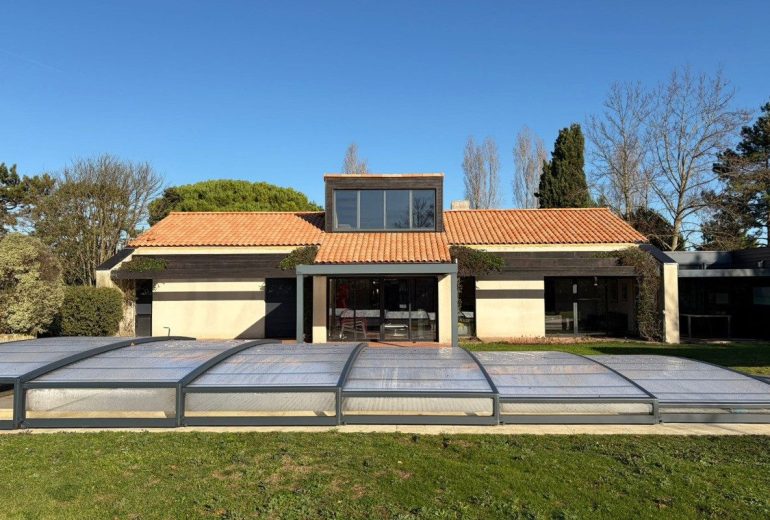 Réfection de toiture en tuiles en Loire-Atlantique Couvreur Étancheur Poseur de gouttière Zingueur