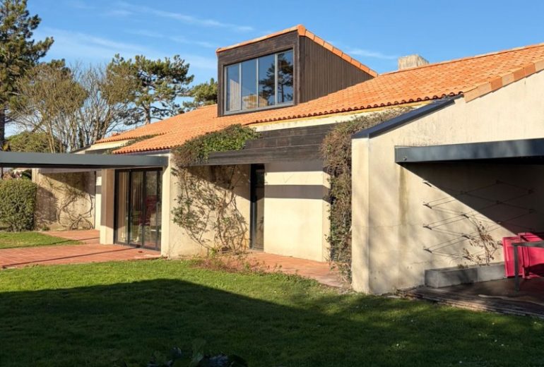 Réfection de toiture en tuiles en Loire-Atlantique Couvreur Étancheur Poseur de gouttière Zingueur