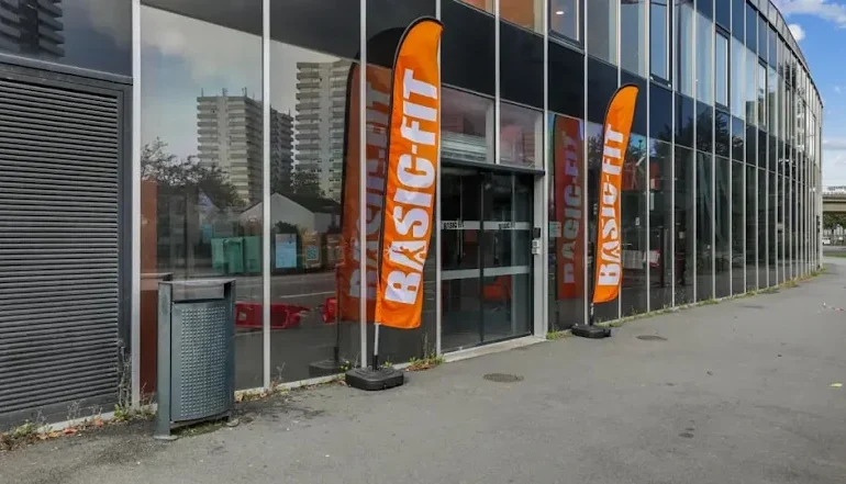 Installation nouvelles prises de courant sous goulotte de sol dans une salle de sport à Nantes Électricien Réparateur de volets