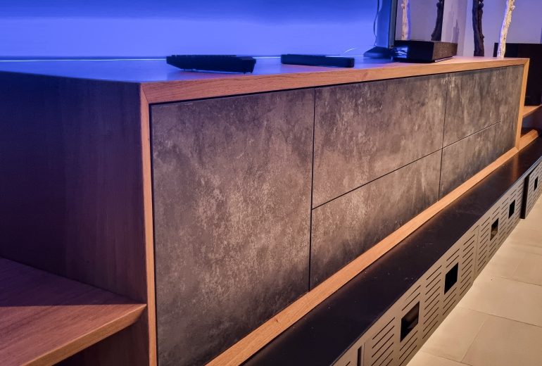 Atelier Jonath Agenceur Combles Espace professionnel Fabricant de mobilier Fabrication Menuisier Mobilier Parqueteur Parquets Portes Pose Pose Poseur de cuisine Rangement Salons et expositions Terrasses Volets