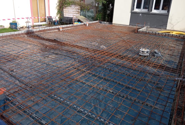 Préparation d'une dalle pour une extension de maison de 55m2 Démolisseur Maçon