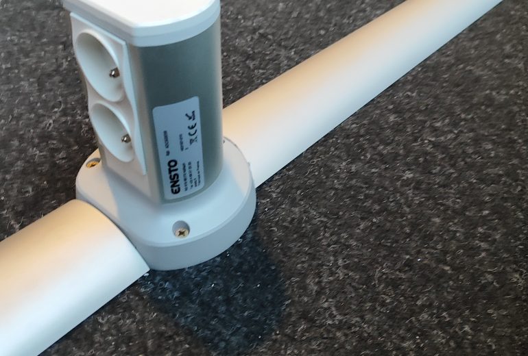 Installation nouvelles prises de courant sous goulotte de sol dans une salle de sport à Nantes Électricien Réparateur de volets