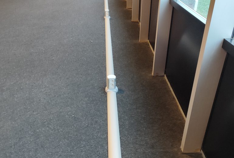 Installation nouvelles prises de courant sous goulotte de sol dans une salle de sport à Nantes Électricien Réparateur de volets