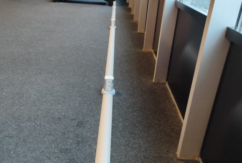 Installation nouvelles prises de courant sous goulotte de sol dans une salle de sport à Nantes Électricien Réparateur de volets