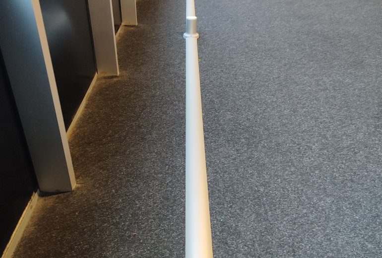 Installation nouvelles prises de courant sous goulotte de sol dans une salle de sport à Nantes Électricien Réparateur de volets