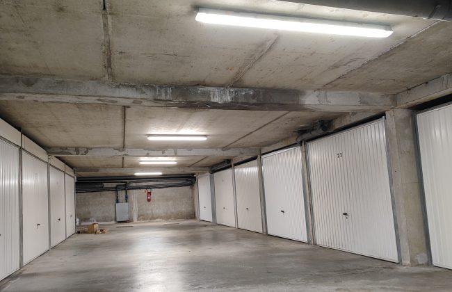 Installation nouvelles prises de courant sous goulotte de sol dans une salle de sport à Nantes Électricien Réparateur de volets