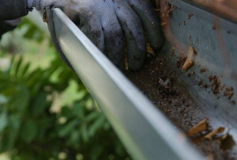 Entretien gouttières : un point clé pour protéger votre toiture Couvreur Étancheur Poseur de gouttière Zingueur