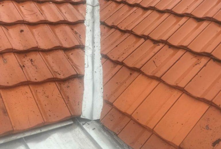 Fuite toiture Loire-Atlantique Couvreur Étancheur Poseur de gouttière Zingueur