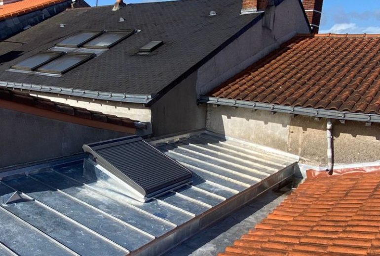 Rénovation d'une toiture zinc joint debout à Machecoul, en Loire-Atlantique Couvreur Étancheur Poseur de gouttière Zingueur