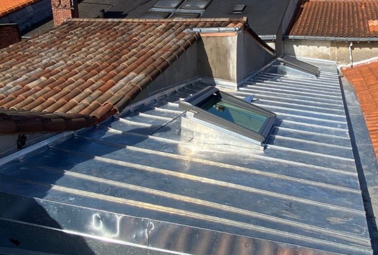 Rénovation d'une toiture zinc joint debout à Machecoul, en Loire-Atlantique Couvreur Étancheur Poseur de gouttière Zingueur