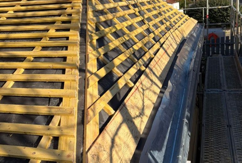 Rénovation complète d'une toiture en ardoise à Nantes, en Loire-Atlantique Couvreur Étancheur Poseur de gouttière Zingueur