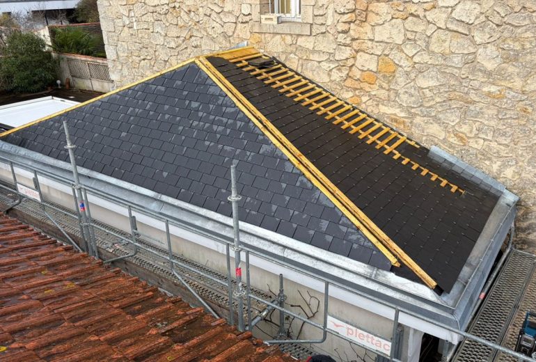Rénovation complète d'une toiture en ardoise à Nantes, en Loire-Atlantique Couvreur Étancheur Poseur de gouttière Zingueur