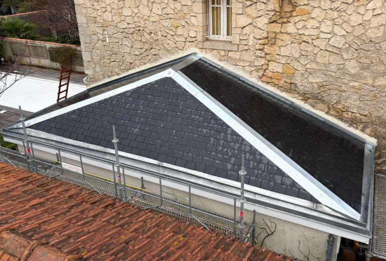 Rénovation complète d'une toiture en ardoise à Nantes, en Loire-Atlantique Couvreur Étancheur Poseur de gouttière Zingueur
