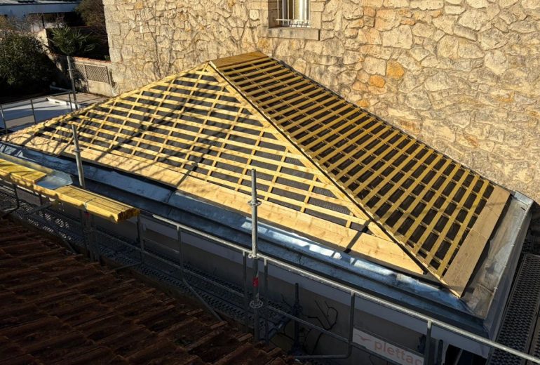 Rénovation complète d'une toiture en ardoise à Nantes, en Loire-Atlantique Couvreur Étancheur Poseur de gouttière Zingueur