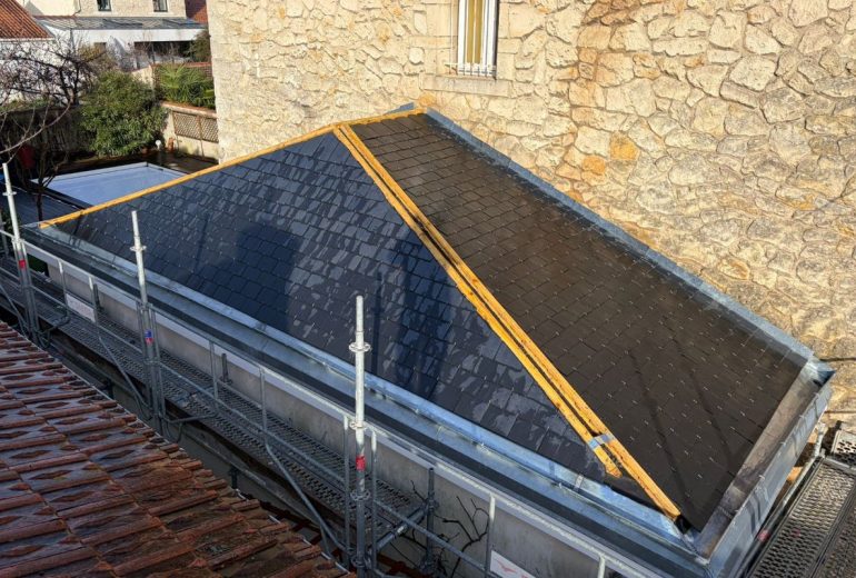 Rénovation complète d'une toiture en ardoise à Nantes, en Loire-Atlantique Couvreur Étancheur Poseur de gouttière Zingueur