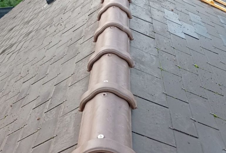 Faîtage de toiture : un élément clé pour éviter les infiltrations Couvreur Étancheur Poseur de gouttière Zingueur