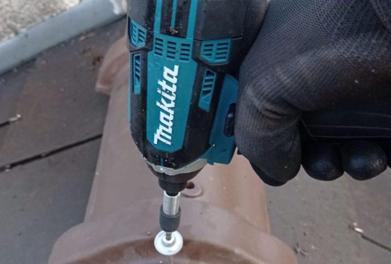 Faîtage de toiture : un élément clé pour éviter les infiltrations Couvreur Étancheur Poseur de gouttière Zingueur