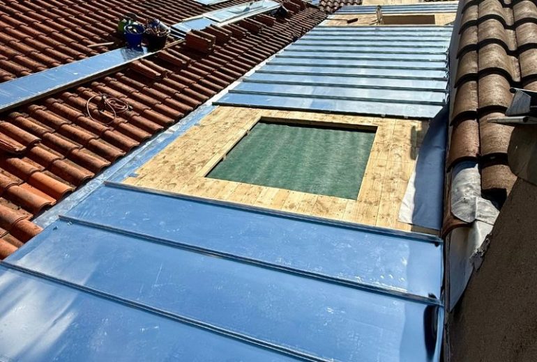 Rénovation d'une toiture zinc joint debout à Machecoul, en Loire-Atlantique Couvreur Étancheur Poseur de gouttière Zingueur