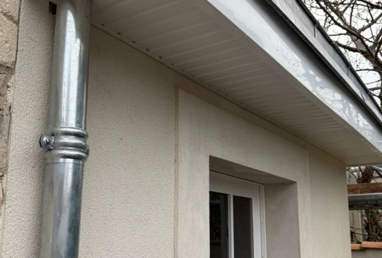 Rénovation complète d'une toiture en ardoise à Nantes, en Loire-Atlantique Couvreur Étancheur Poseur de gouttière Zingueur