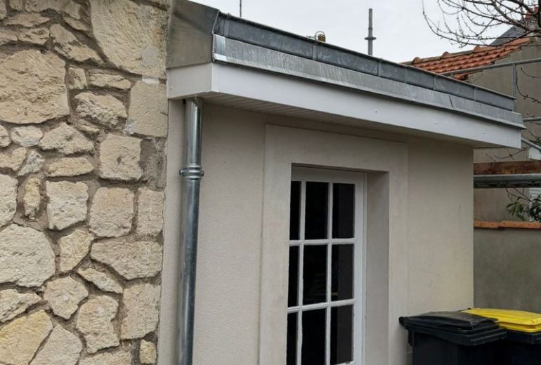 Rénovation complète d'une toiture en ardoise à Nantes, en Loire-Atlantique Couvreur Étancheur Poseur de gouttière Zingueur