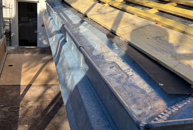 Rénovation complète d'une toiture en ardoise à Nantes, en Loire-Atlantique Couvreur Étancheur Poseur de gouttière Zingueur