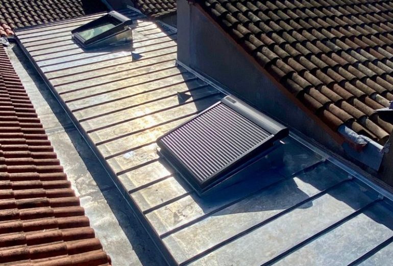 Rénovation d'une toiture zinc joint debout à Machecoul, en Loire-Atlantique Couvreur Étancheur Poseur de gouttière Zingueur