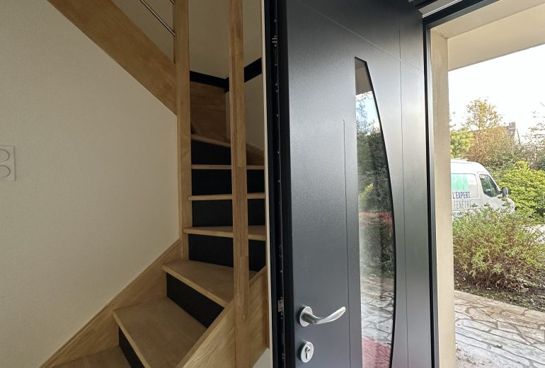 Découvrez notre dernière réalisation : une porte d’entrée à la fois moderne, élégante et lumineuse Fenêtrier Installateur de pergola et store Installateur de portails et portes de garage Menuisier Réparateur de portails et portes de garage Réparateur de volets Storiste