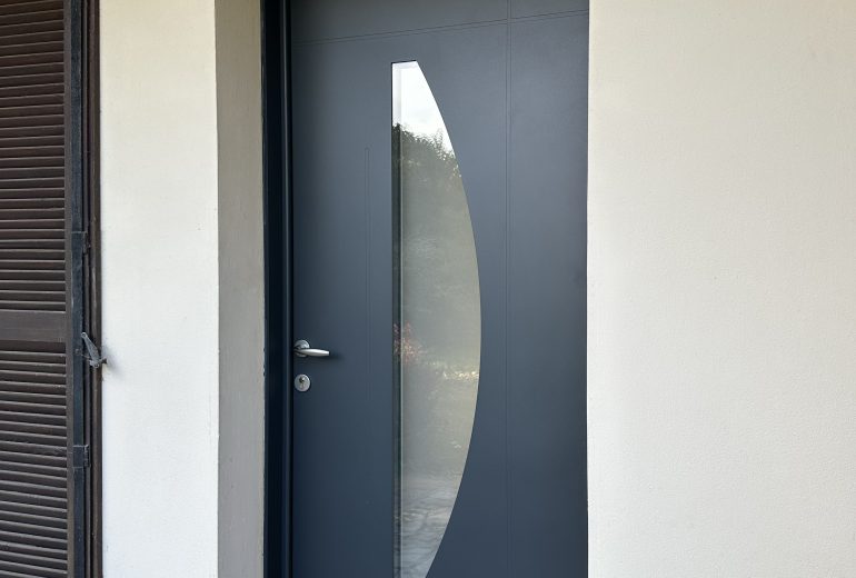Découvrez notre dernière réalisation : une porte d’entrée à la fois moderne, élégante et lumineuse Fenêtrier Installateur de pergola et store Installateur de portails et portes de garage Menuisier Réparateur de portails et portes de garage Réparateur de volets Storiste