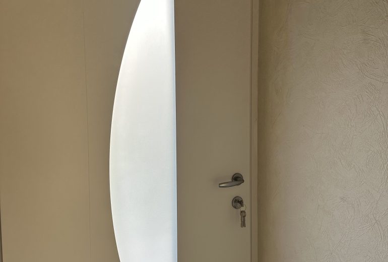 Découvrez notre dernière réalisation : une porte d’entrée à la fois moderne, élégante et lumineuse Fenêtrier Installateur de pergola et store Installateur de portails et portes de garage Menuisier Réparateur de portails et portes de garage Réparateur de volets Storiste