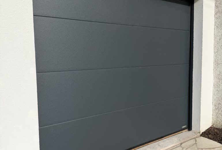 Découvrez notre dernière réalisation : une porte de garage Aludoor🏡 Fenêtrier Installateur de pergola et store Installateur de portails et portes de garage Menuisier Réparateur de portails et portes de garage Réparateur de volets Storiste