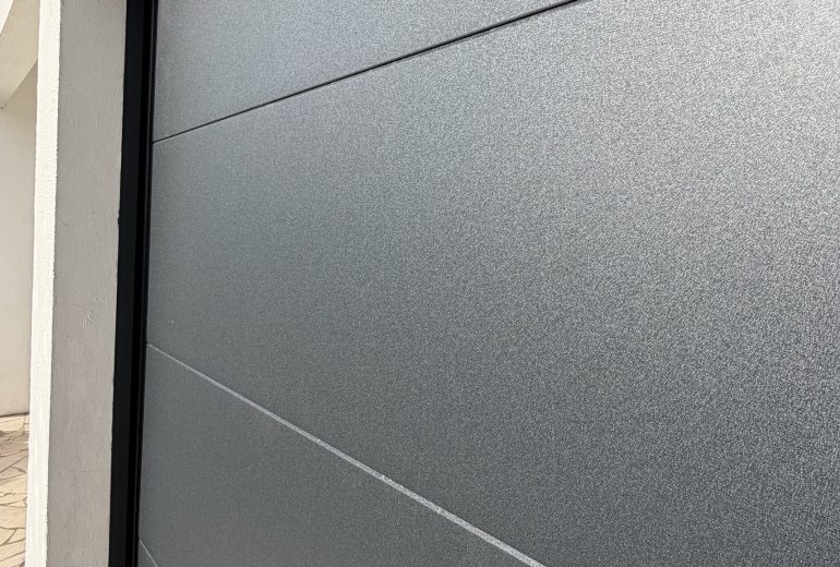 Découvrez notre dernière réalisation : une porte de garage Aludoor🏡 Fenêtrier Installateur de pergola et store Installateur de portails et portes de garage Menuisier Réparateur de portails et portes de garage Réparateur de volets Storiste