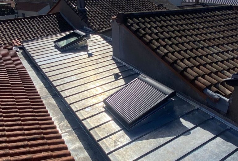 Gagnez jusqu'à 7°C grâce à un volet solaire pour Velux Couvreur Étancheur Poseur de gouttière Zingueur
