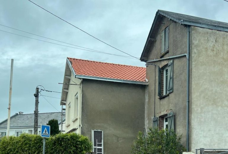 Rénovation tuiles toiture à Couëron, en Loire-Atlantique Couvreur Étancheur Poseur de gouttière Zingueur