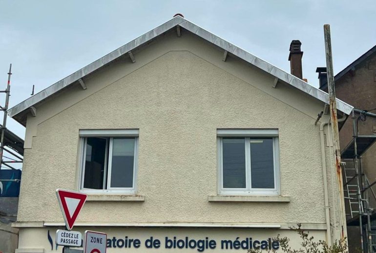 Rénovation tuiles toiture à Couëron, en Loire-Atlantique Couvreur Étancheur Poseur de gouttière Zingueur
