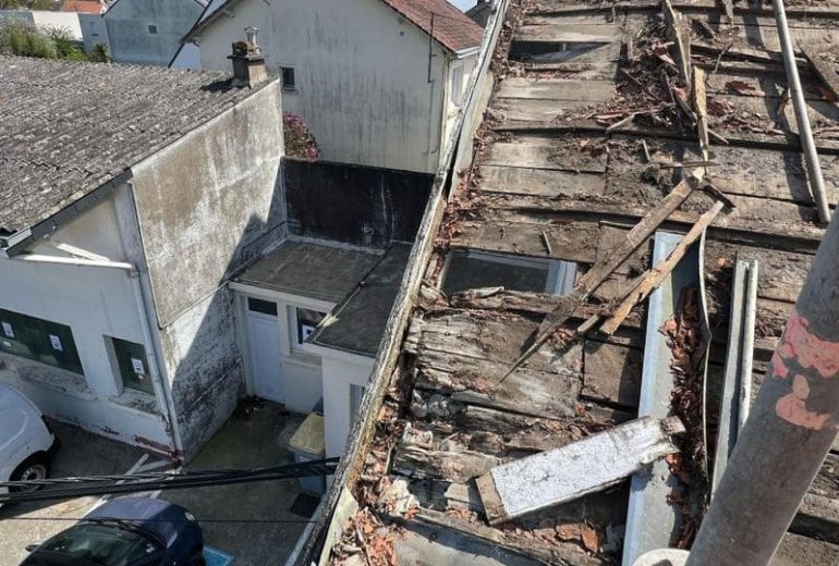 Rénovation tuiles toiture à Couëron, en Loire-Atlantique Couvreur Étancheur Poseur de gouttière Zingueur