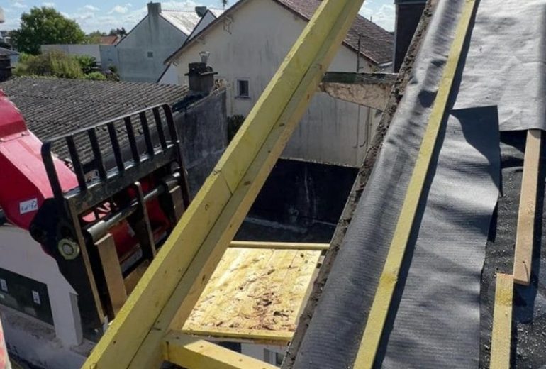 Rénovation tuiles toiture à Couëron, en Loire-Atlantique Couvreur Étancheur Poseur de gouttière Zingueur