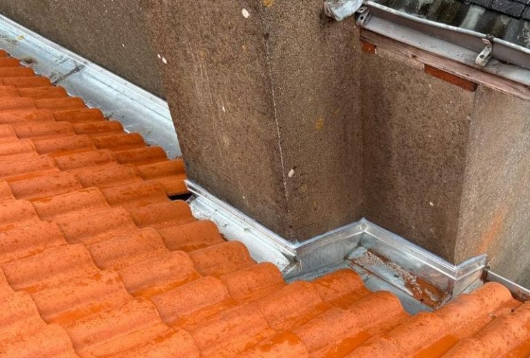 Rénovation tuiles toiture à Couëron, en Loire-Atlantique Couvreur Étancheur Poseur de gouttière Zingueur