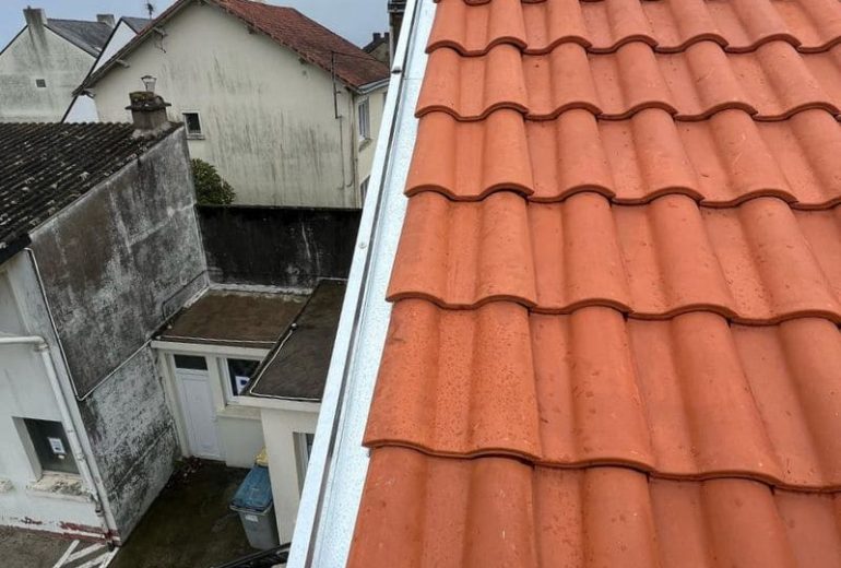 Rénovation tuiles toiture à Couëron, en Loire-Atlantique Couvreur Étancheur Poseur de gouttière Zingueur