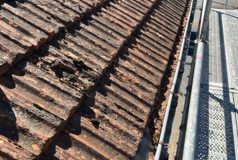 Rénovation tuiles toiture à Couëron, en Loire-Atlantique Couvreur Étancheur Poseur de gouttière Zingueur