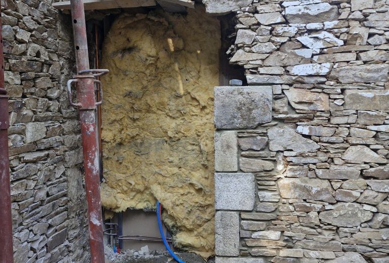 Ouverture dans un mur en pierre Maçon