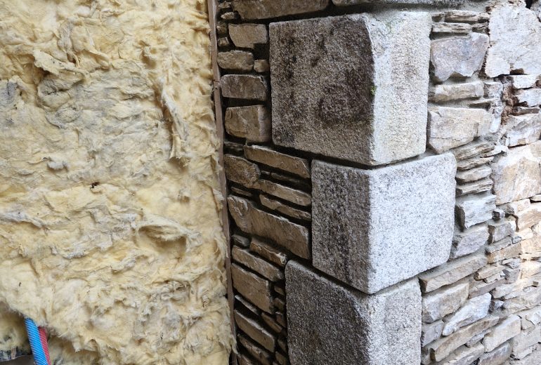 Ouverture dans un mur en pierre Maçon