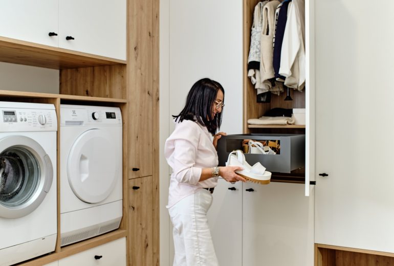 Buanderie sur mesure Agenceur Concepteur de dressings et rangements Cuisiniste Designer d'espace Fabricant de mobilier Installateur de pergola et store Menuisier