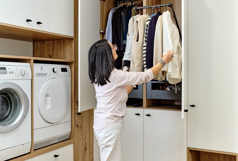 Buanderie sur mesure Agenceur Concepteur de dressings et rangements Cuisiniste Designer d'espace Fabricant de mobilier Installateur de pergola et store Menuisier