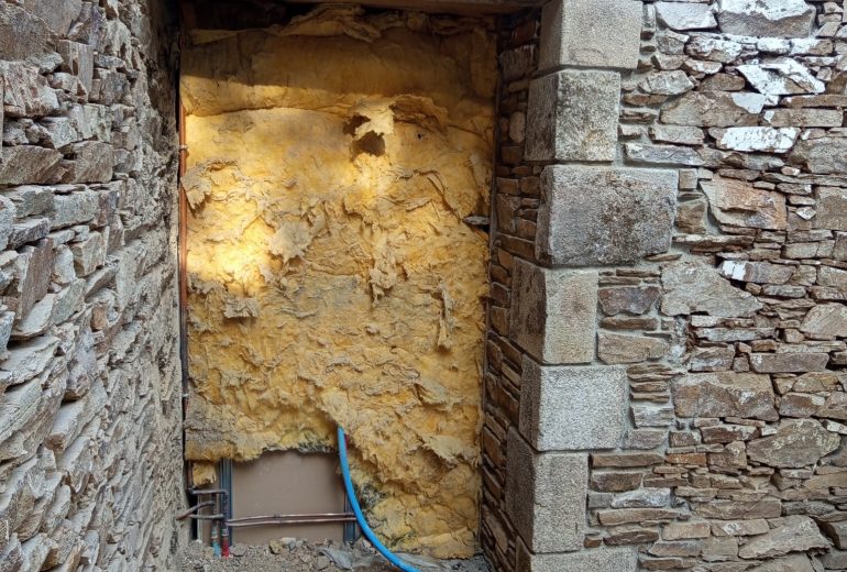 Ouverture dans un mur en pierre Maçon