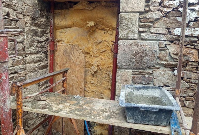 Ouverture dans un mur en pierre Maçon