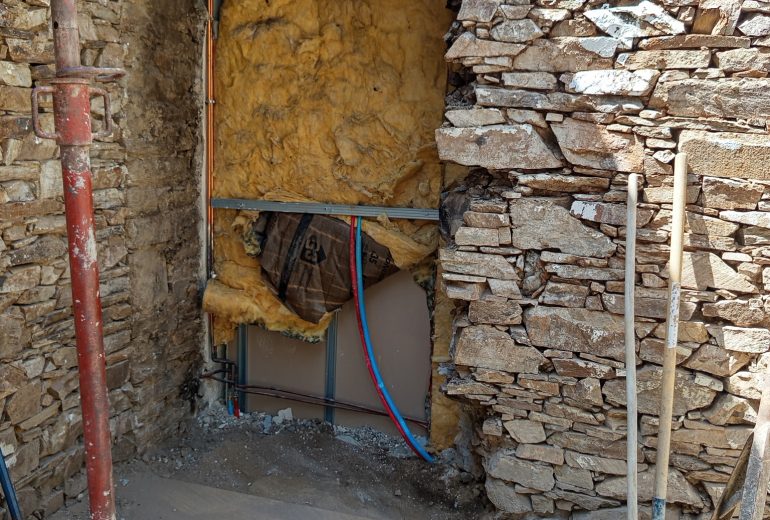 Ouverture dans un mur en pierre Maçon