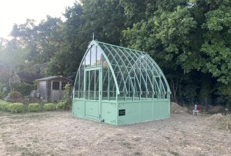 SARL Maudet Évacuation des anciennes fenêtres Fenêtres Fenêtres sur-mesure Fenêtrier Installateur de pergola et store Installateur de portails et portes de garage Menuisier Portails Portes Pose Pose de fenêtres Storiste Vérandas Volets